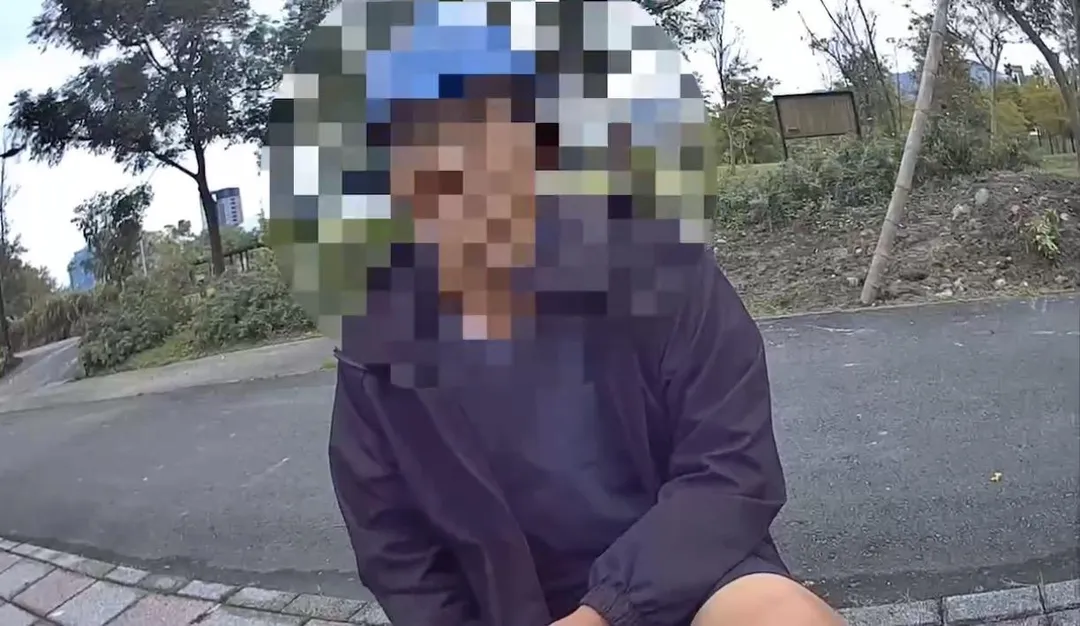 男子在路邊見警心虛丟毒菸彈遭查獲。（圖／翻攝畫面）