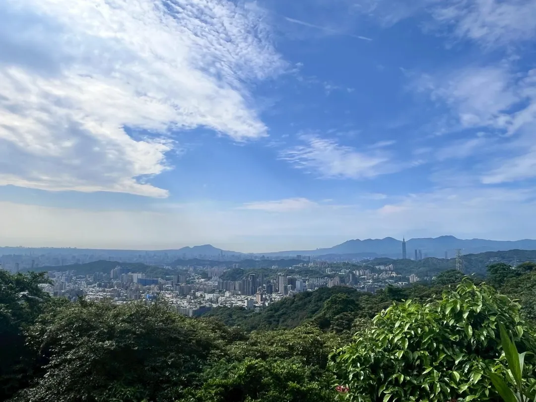 搭乘貓空纜車上山，整個台北盆地的美景皆可盡收眼底。（圖／記者鄭緯浩攝）