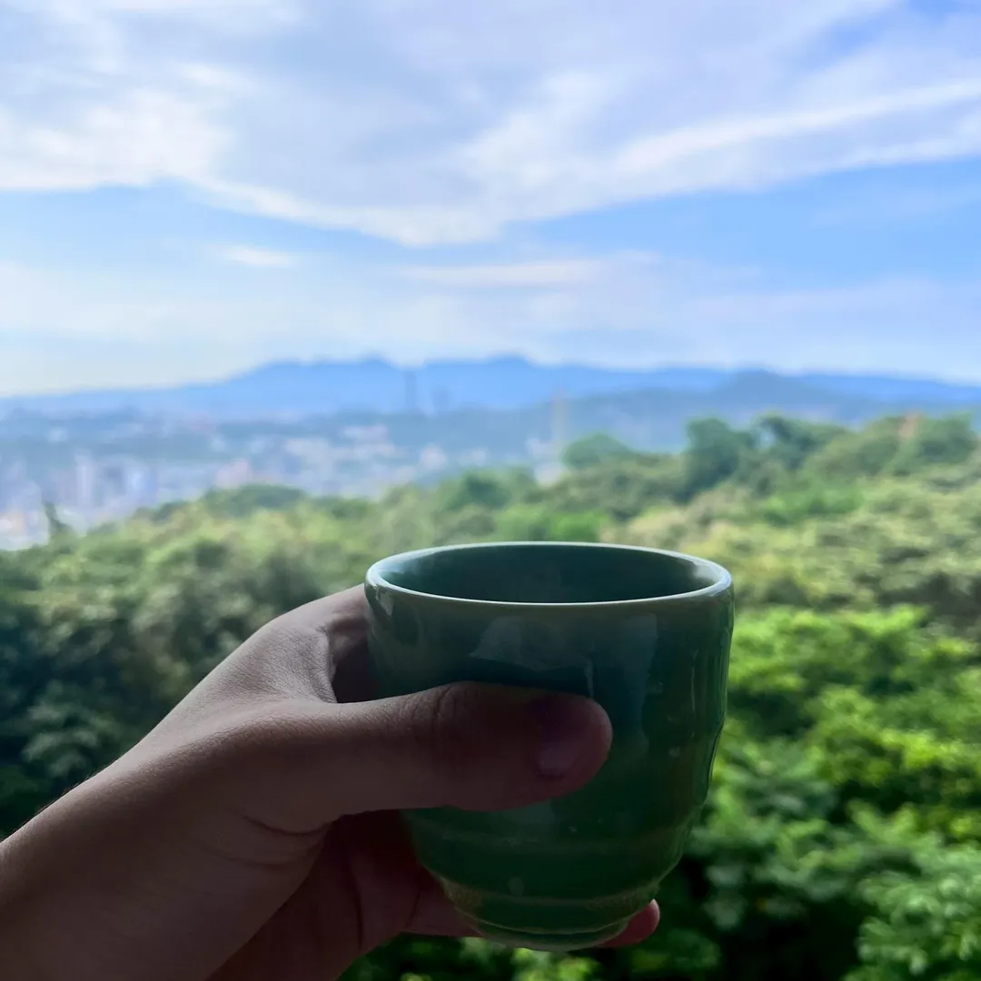 台北市文山區出產的包種茶聞名世界，指南宮也提供免費茶水給香客歇脚。（圖／記者鄭緯浩攝）