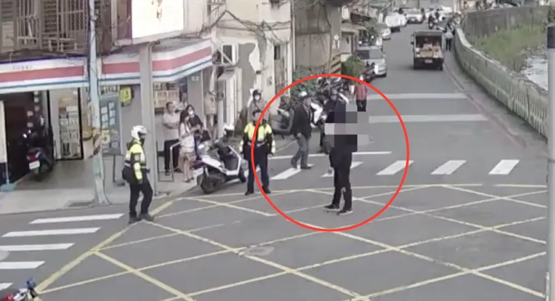 警方趕赴現場將男子帶回偵訊。（圖／翻攝畫面）