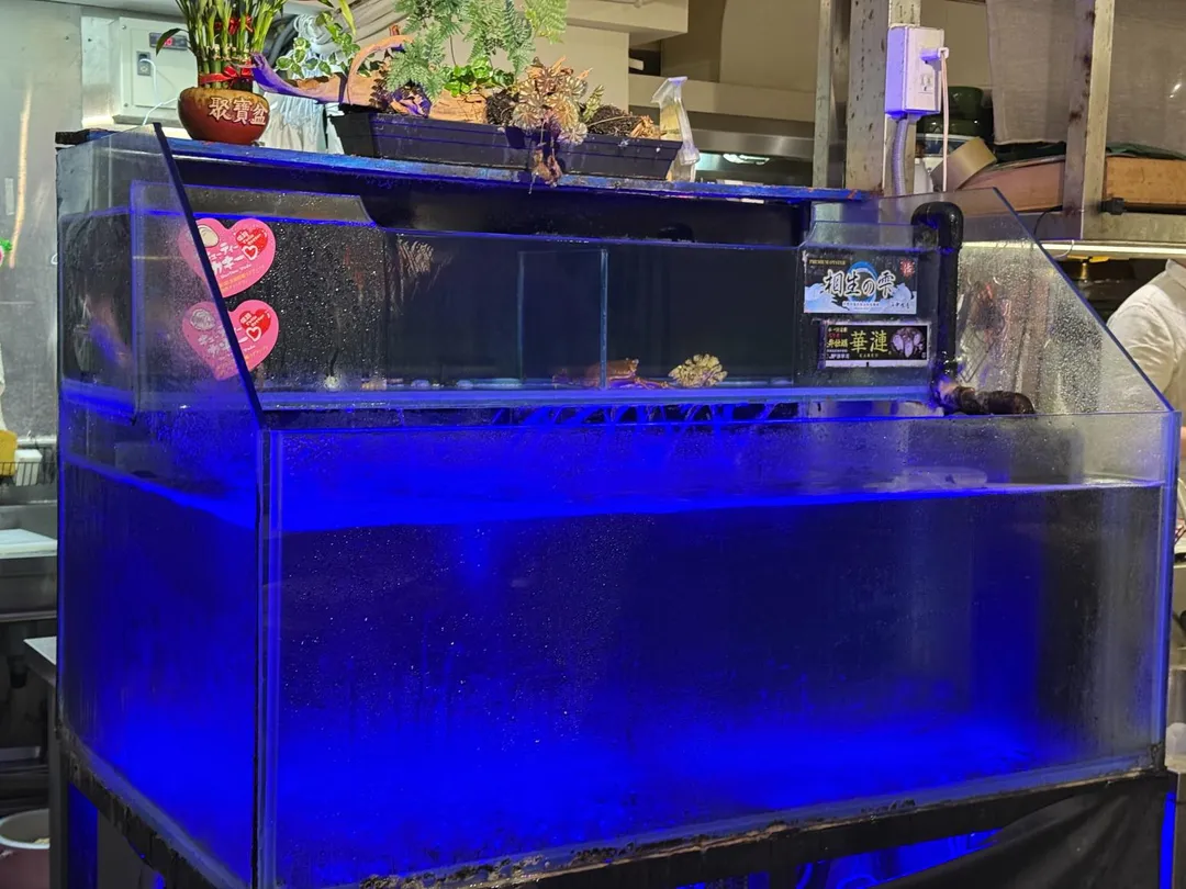 水族箱內的生鮮食材被一掃而空。（圖／黃宏輝提供）