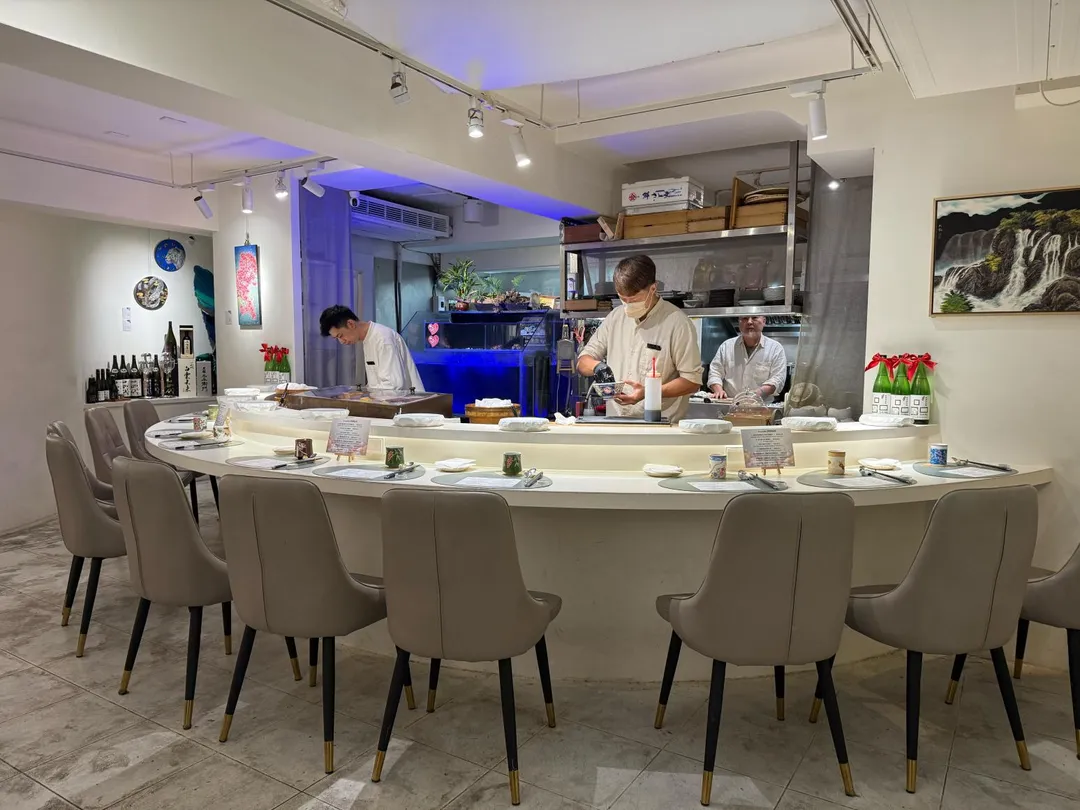 用餐環境的弧形板前座敷可容納10名顧客。（圖／黃宏輝提供）