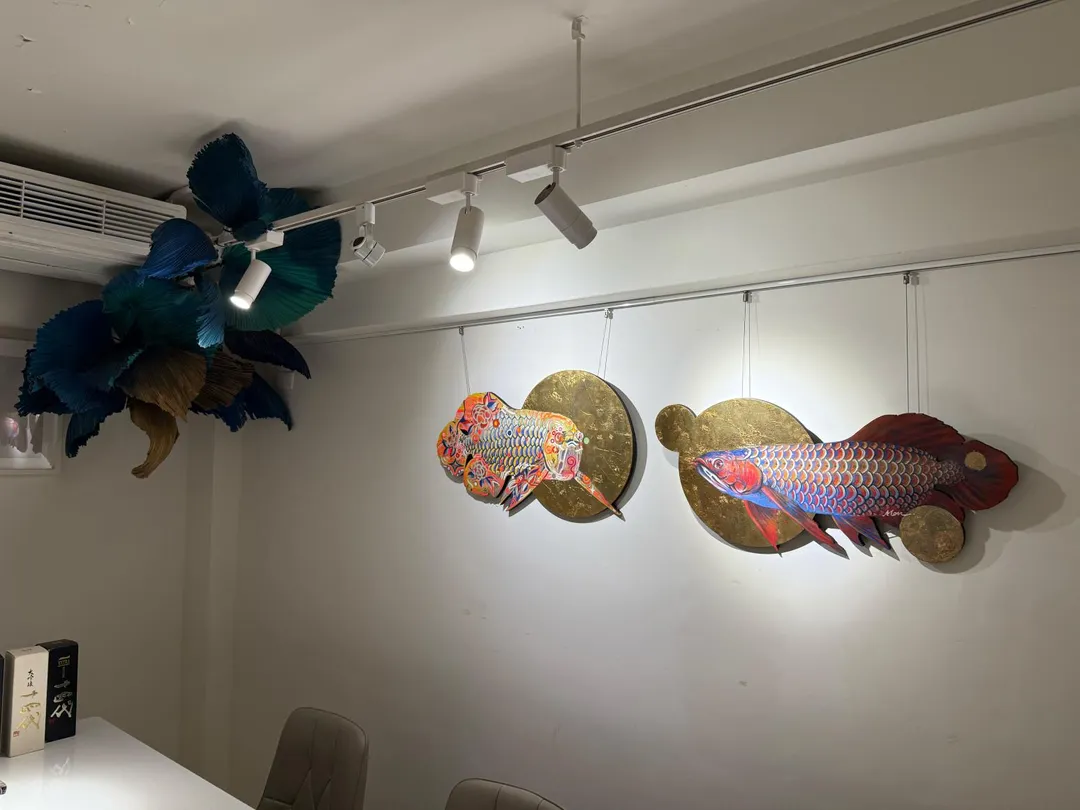 包廂內的紅龍魚畫作不局限於金色與紅色。（圖／黃宏輝提供）