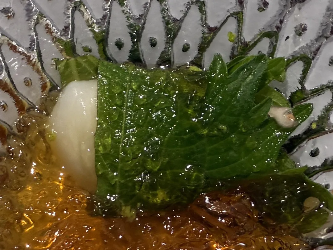 紫蘇葉包裹著貝柱，搭配甜美晴王麝香葡萄、無花果更添雅緻感。（圖／黃宏輝提供）
