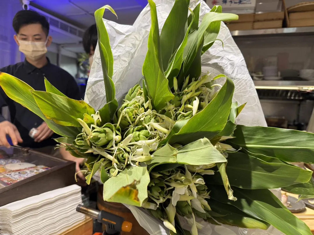 現摘野薑花製作成粹取油，這種以香料油調味的方式見於法式料理。（圖／黃宏輝提供）