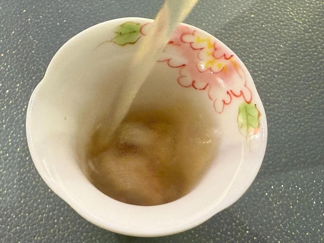 法式澄清高湯淋上松葉蟹肉。（圖／黃宏輝提供）