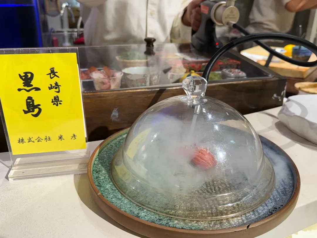 導管灌入煙燻蘋果木產生的白煙。（圖／黃宏輝提供）