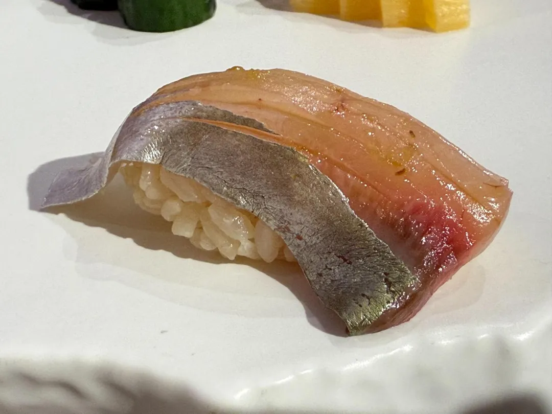 秋冬的鹿兒島白魽肥美結實，江戶流派醬料和柚子胡椒帶入清爽味。（圖／黃宏輝提供）
