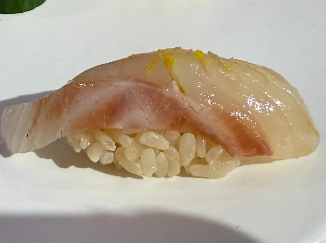 日本石垣島產鯛魚僅用瀨戶內海藻鹽、德島黃柚屑末提出細膩香甜。（圖／黃宏輝提供）