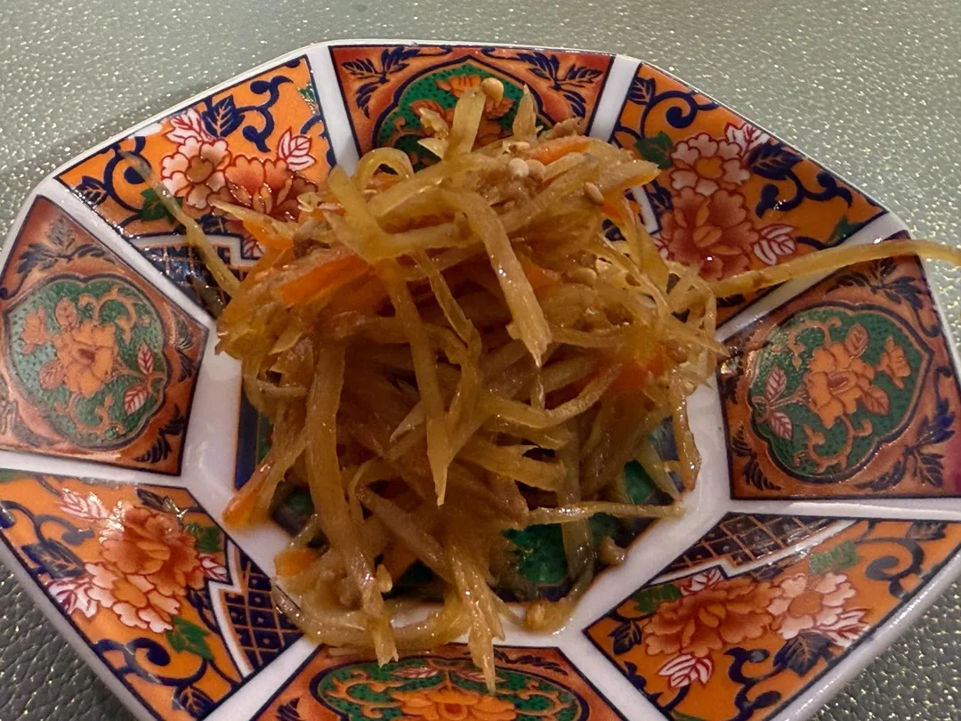 豬肉末炒牛蒡絲添進溫和油香。（圖／黃宏輝提供）