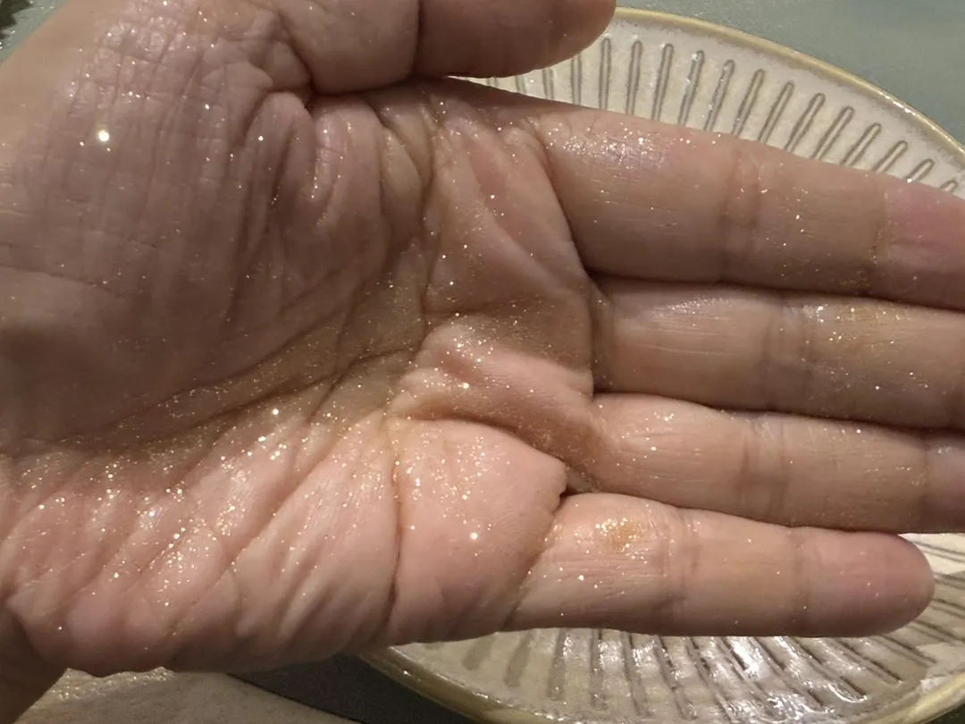 食客取過握壽司，手上殘留星星點點的金粉。（圖／黃宏輝提供）