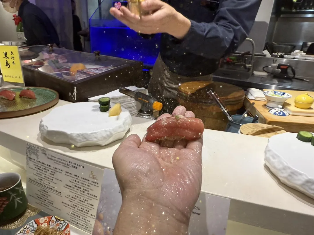 由師傅逐一噴灑金箔粉。（圖／黃宏輝提供）