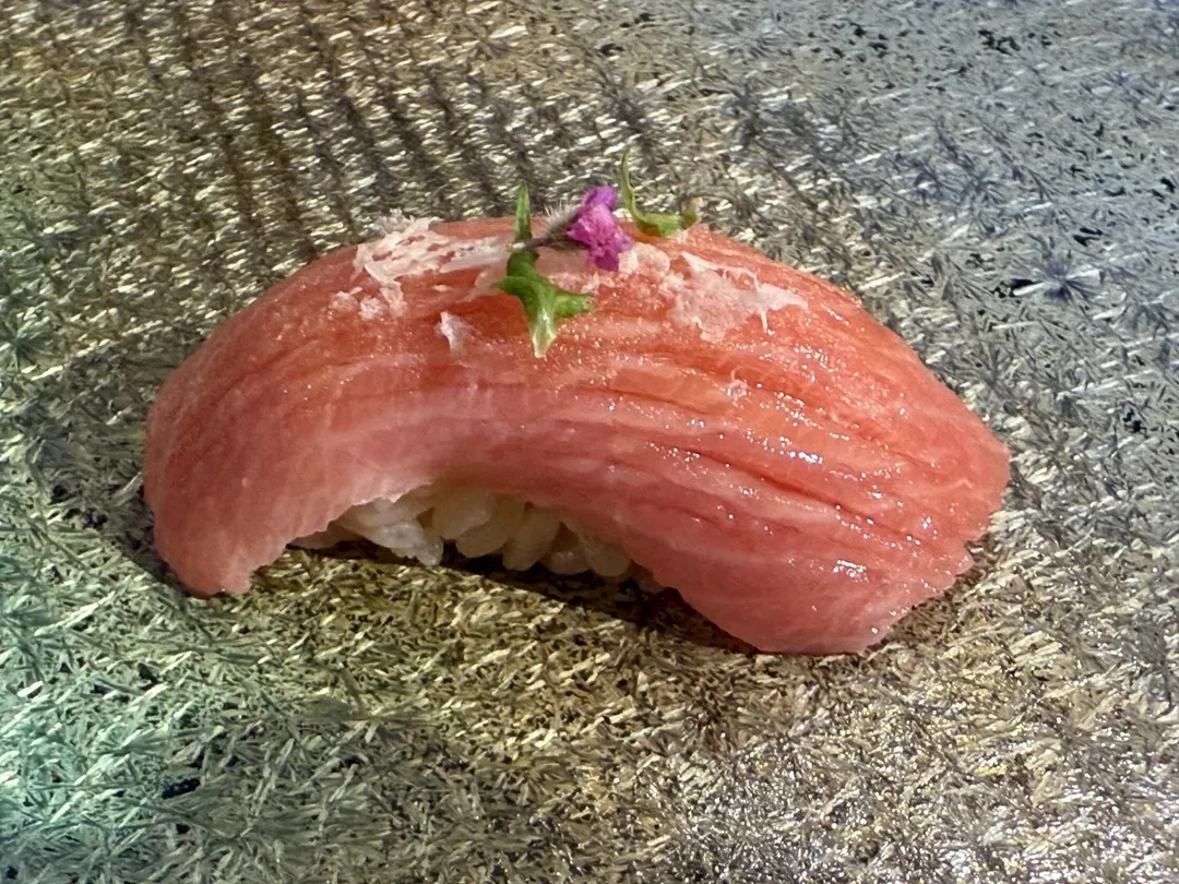 淡雪鹽、紫蘇花點綴大腹肉，伴有仙氣飄飄之感。（圖／黃宏輝提供）