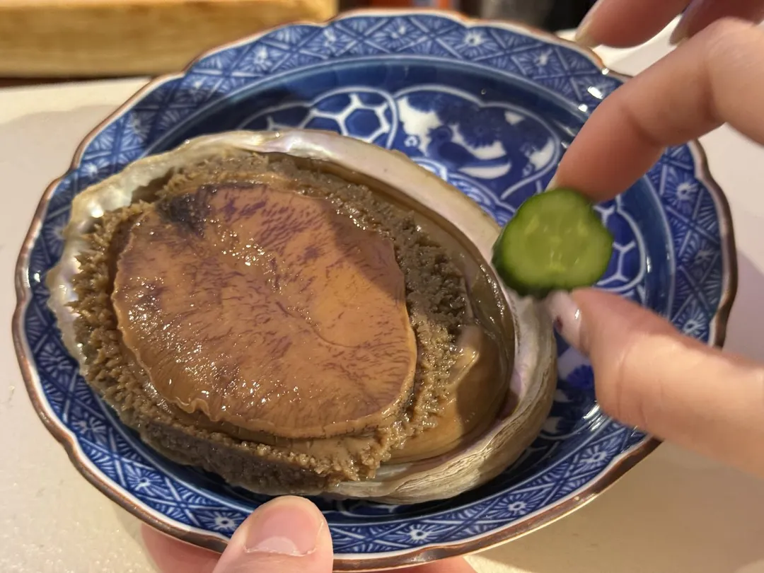 整顆二頭鮑長約13公分。（圖／黃宏輝提供）