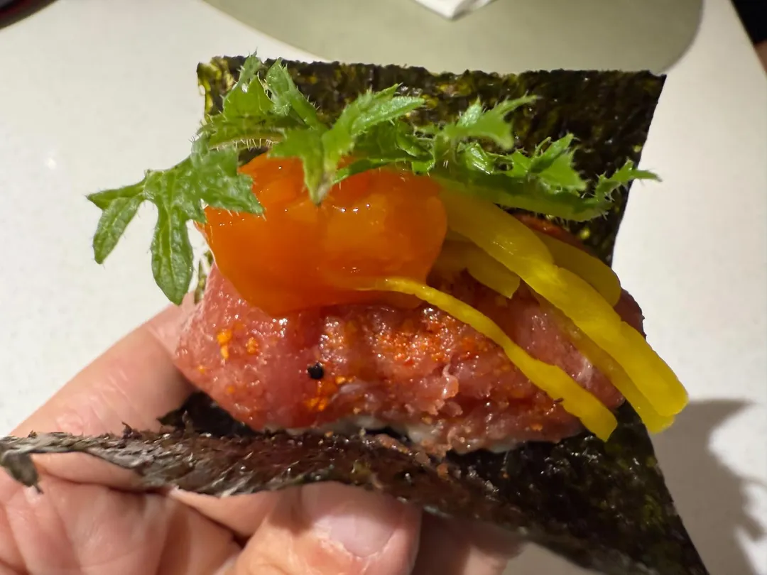 時令的「冬暮之握」乍看是鮪魚泥醋飯海苔捲,當中卻有玄機。(圖/黃宏輝提供)
