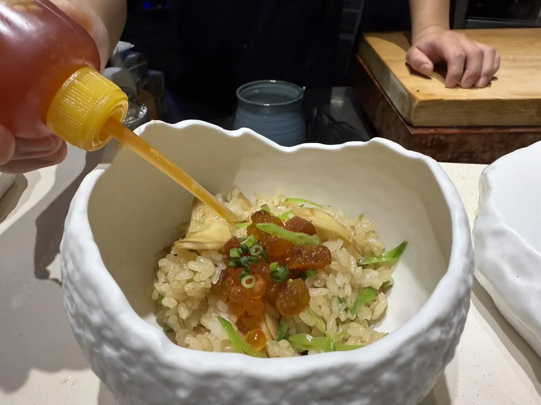 滴入自製辣油，讓炊飯風味更上一層樓。（圖／黃宏輝提供）