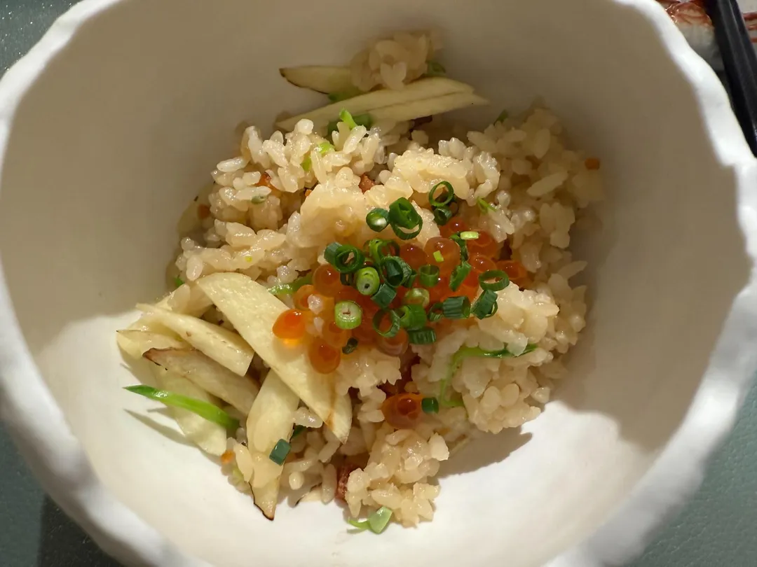 略顯樸素的釜飯加入鮭魚卵、青蔥點綴。（圖／黃宏輝提供）