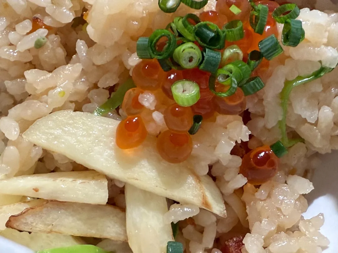加入鮭魚卵提出鮮鹹口味。（圖／黃宏輝提供）