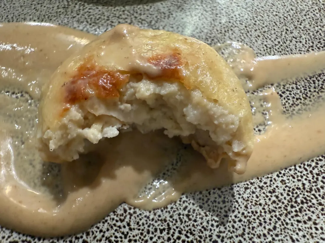 鰆魚排先經醃漬再炙燒，手工製作讓魚排鮮嫩多汁不油膩。（圖／黃宏輝提供）