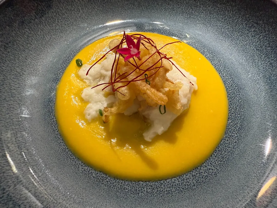 當令食材栗子南瓜調和成鹹味，用於搭配特製「雪蒸龍膽」。（圖／黃宏輝提供）