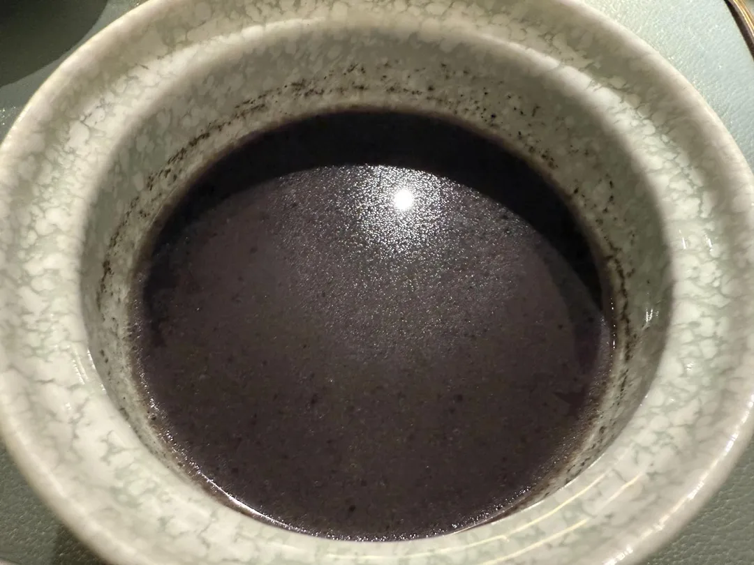 甜品以絲織品名稱「絹羽二重」形容紅豆湯中的黑胡麻醬，體現其溫潤順滑口感。（圖／黃宏輝提供）