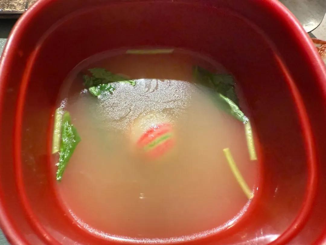 繽紛「京都手毬麩」隱藏在溫暖的老母雞湯。（圖／黃宏輝提供）