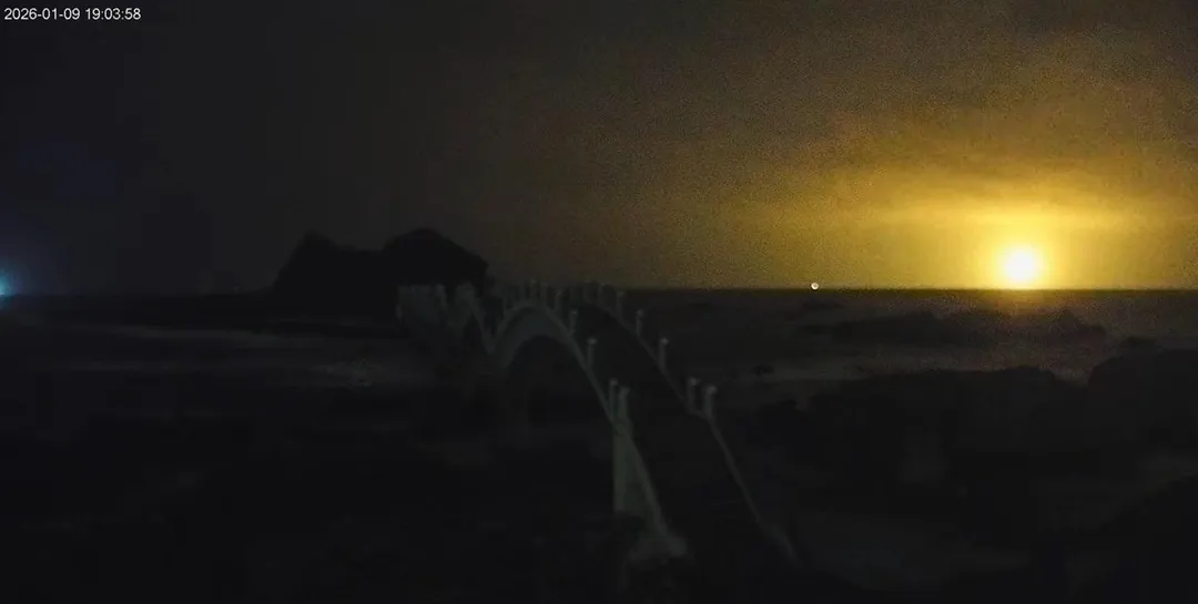 三仙台鏡頭直擊海面照明彈，夜搜畫面曝光。（圖／翻攝東部海岸國家風景區管理處YT）