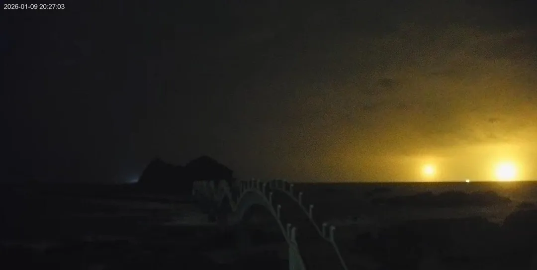 三仙台鏡頭直擊海面照明彈，夜搜畫面曝光。（圖／翻攝東部海岸國家風景區管理處YT）