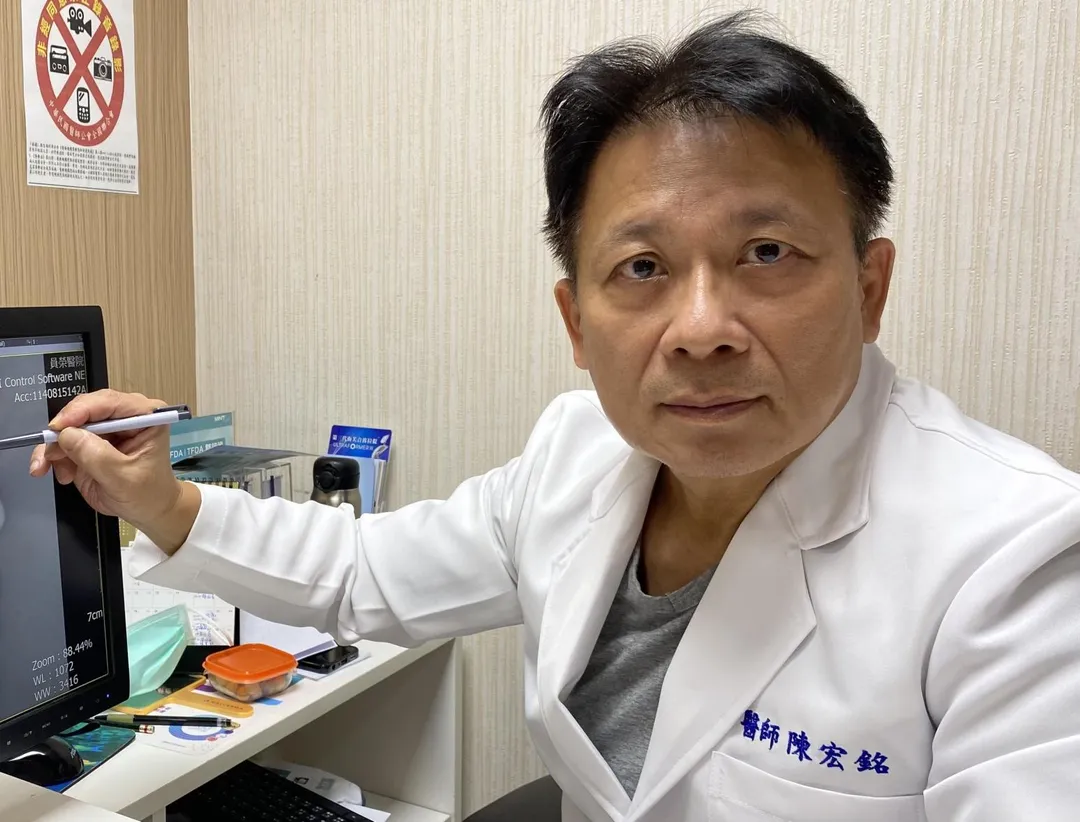 員榮醫療體系員榮醫院整型外科主任陳宏銘解說如何治療蟹足腫。（圖／員榮醫院）