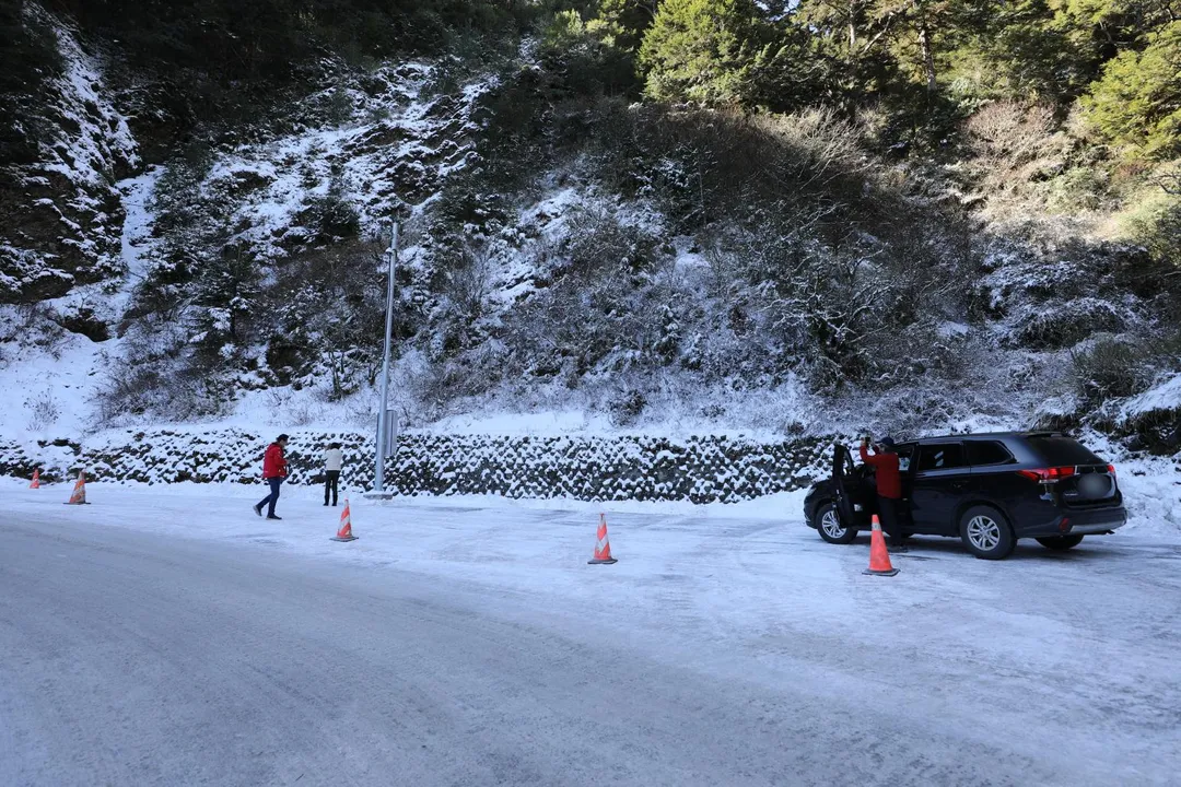 針對追雪族群，如果出現疲倦、喘、頭暈、頭痛、噁心、嘔吐等高山症狀，應立即下山。（圖／花蓮慈濟醫院）