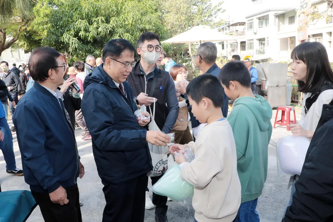 台南市長黃偉哲與市民一同為北區北園公園特色遊戲場開箱。（圖／台南市政府提供）