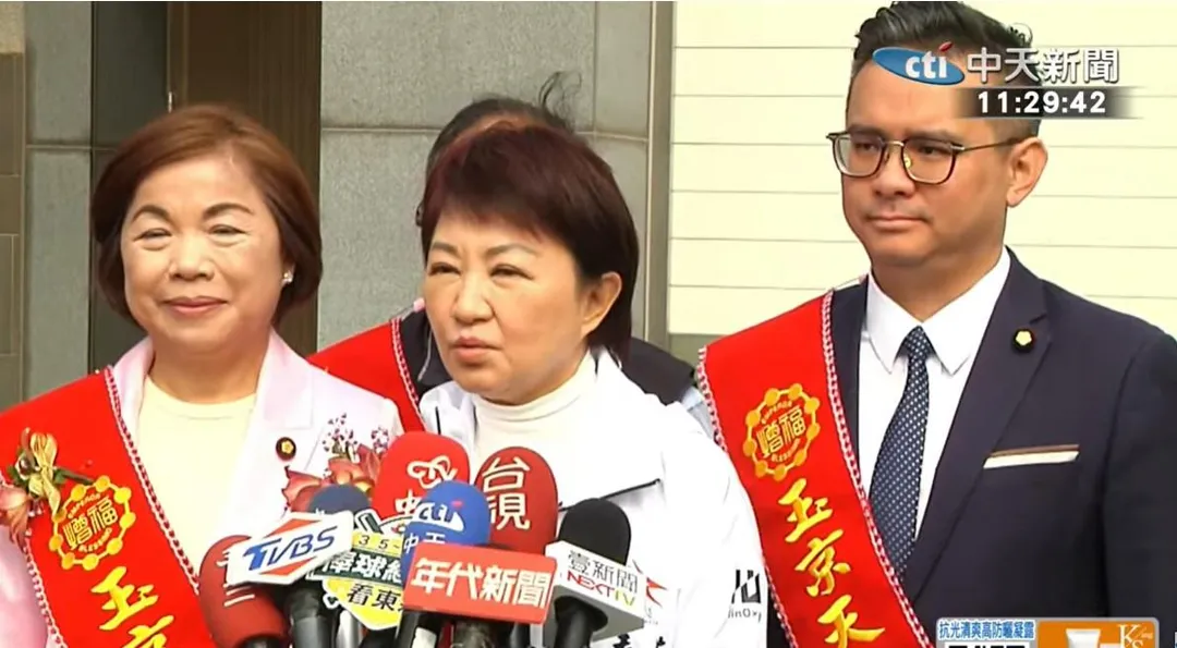 台中市長盧秀燕（中）立委楊瓊瓔（左）、黃健豪（右）。（中天新聞）