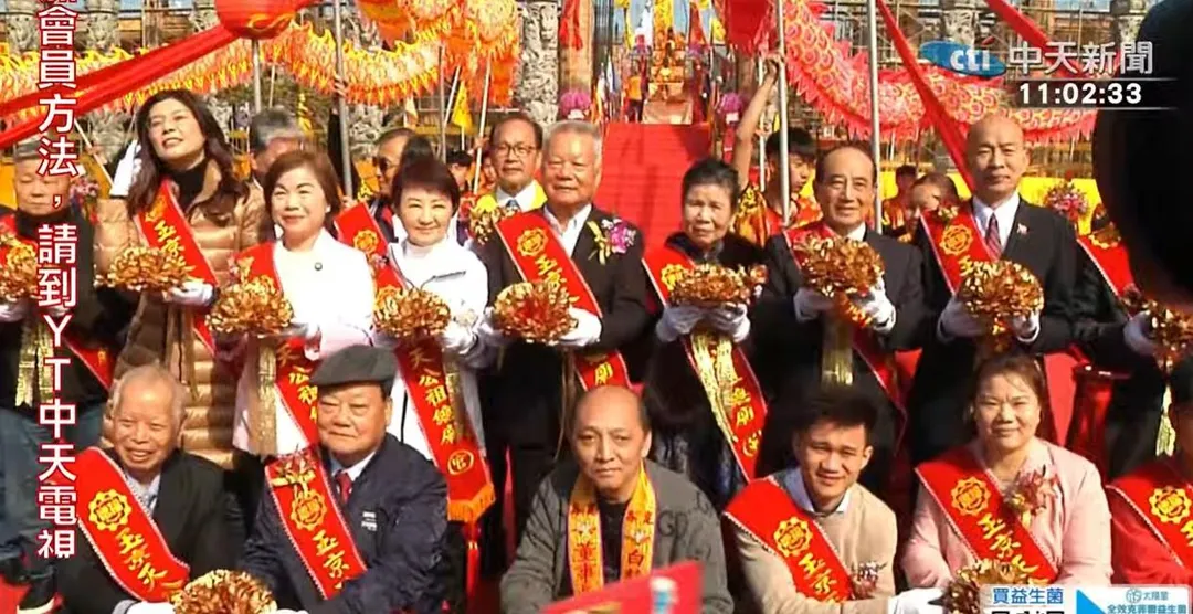 藍營新一代天王齊聚台中。（中天新聞）顏清標（左一）、鄭麗文（左二）、楊瓊瓔（左三）、盧秀燕（左四）；韓國瑜（右一）、王金平（右二）。（中天新聞）