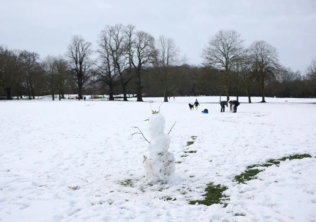 英國伯明翰在「戈雷蒂」風暴來襲時降下大雪。（圖／路透）