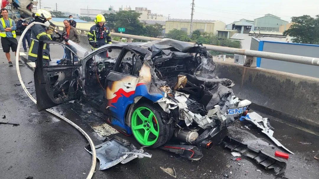 一輛外型是日本動漫《爆走兄弟Let's &amp; Go!!》勝利衝鋒的WRX跑車起火燃燒。（圖／警方提供）