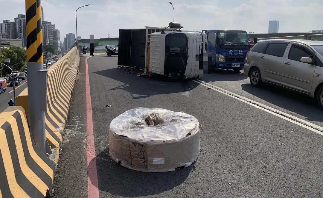 車輛貨物噴飛將面臨最高1萬8千元罰鍰。（圖／翻攝畫面）