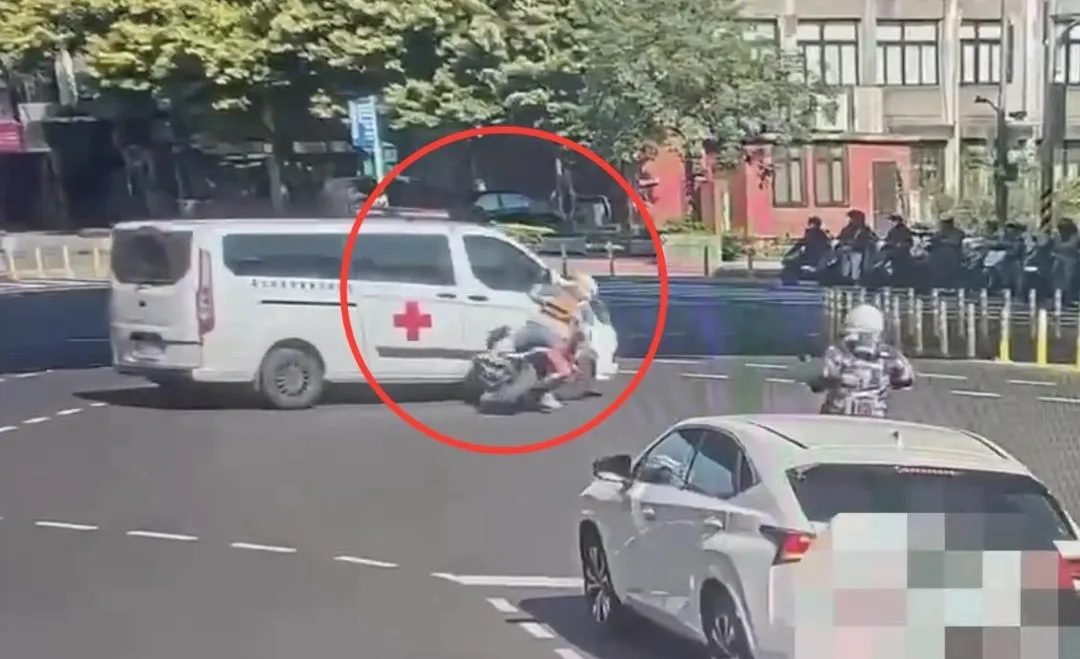 BMW重機失控撞上救護車。（圖／翻攝畫面）