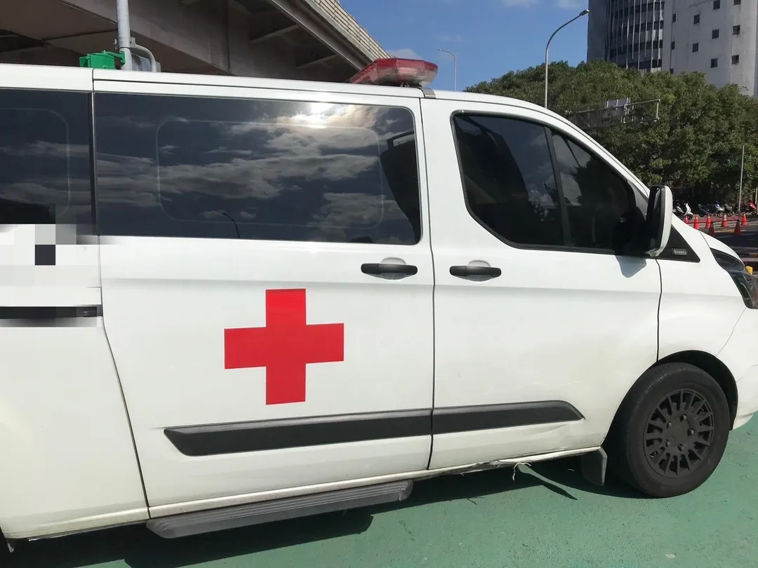 救護車右側遭撞毀損。（圖／翻攝畫面）