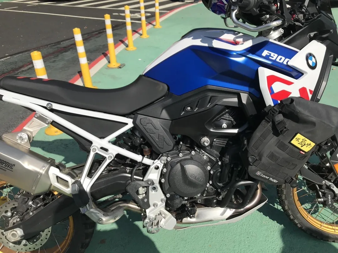 肇事的BMW重機。（圖／翻攝畫面）