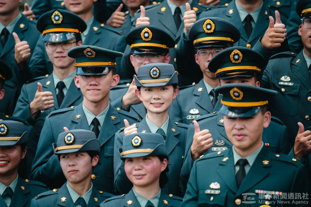 參加2025年軍校畢業典禮的政戰少尉。(圖/軍聞社)
