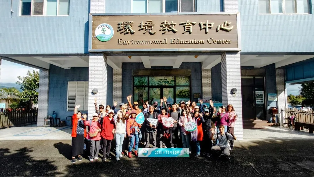 第一站來到「深溝水源生態園區」，這座自1910年日治時期便存在的自來水觀光工廠，不僅讓團員們補給了正確的飲水知識，更意外成為一場攝影教學現場。（圖／小豪出任務）