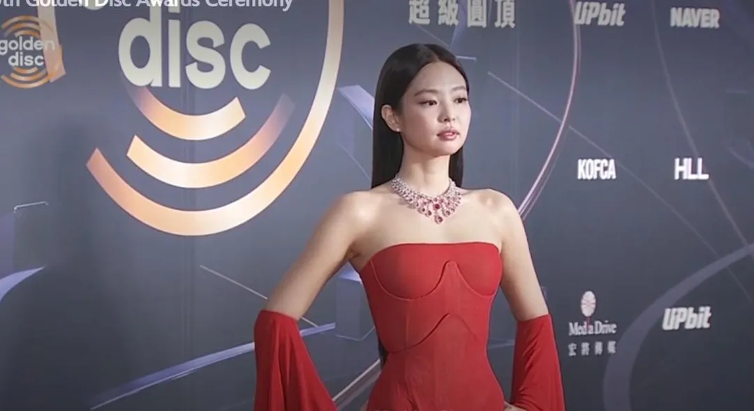 BLACKPINK Jennie 以一襲平口鮮紅色禮服登金唱片紅毯。(圖/翻攝Disney+)