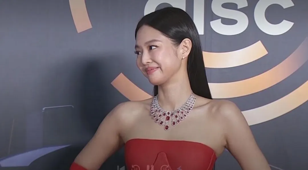  Jennie對鏡頭露出甜美笑容。(圖/翻攝Disney+)