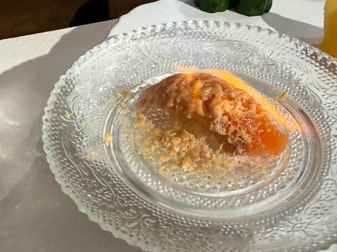 鴨肝末現場炙燒成帶焦香氣味的「鴨肝醬」。（圖／黃宏輝提供）