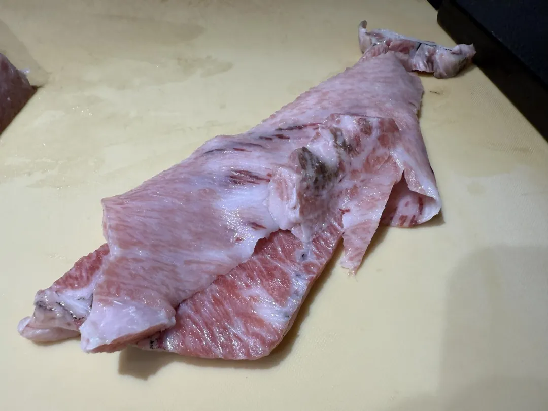 「金三角」皮下脂肪刮出邊角料再製成鮪魚捲。（圖／黃宏輝提供）