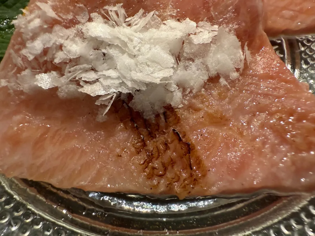 鐵針炙燒的大腹肉保留魚肉天然味道和炙燒香氣。（圖／黃宏輝提供）