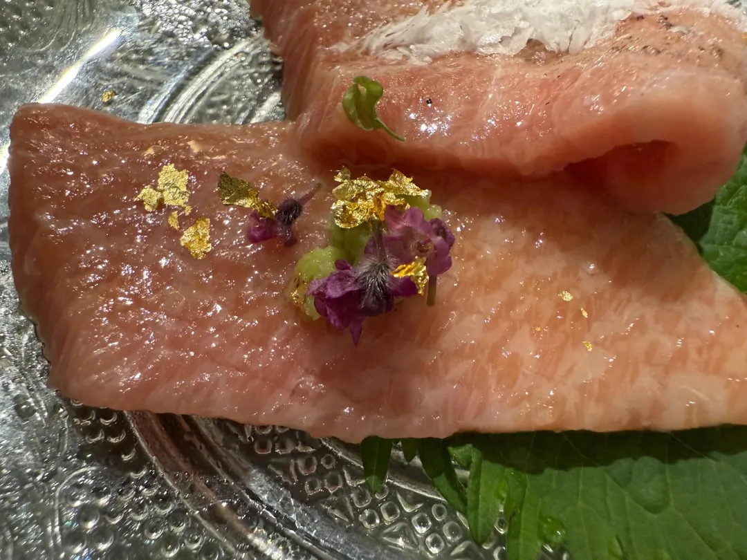 大腹肉搭上芥末、清香的紫蘇葉化油解膩。（圖／黃宏輝提供）