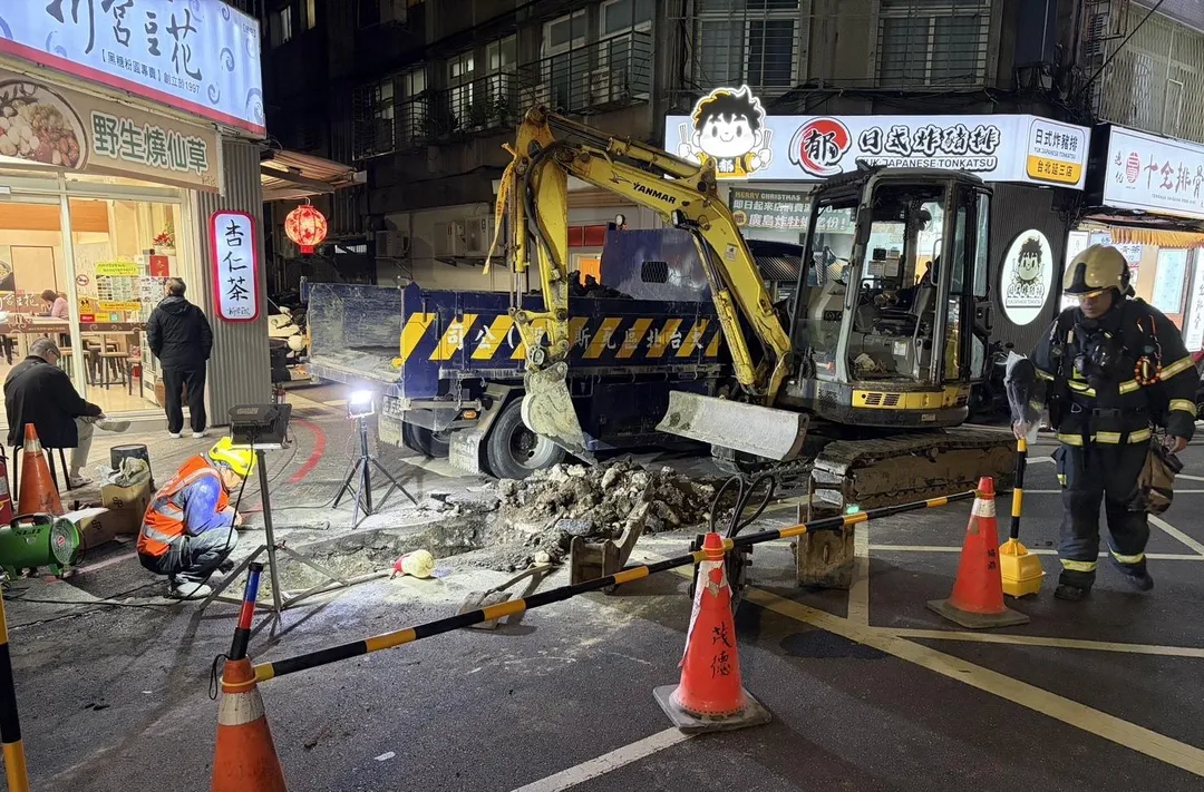 瓦斯公司在現場開挖搶修。（圖／翻攝畫面）