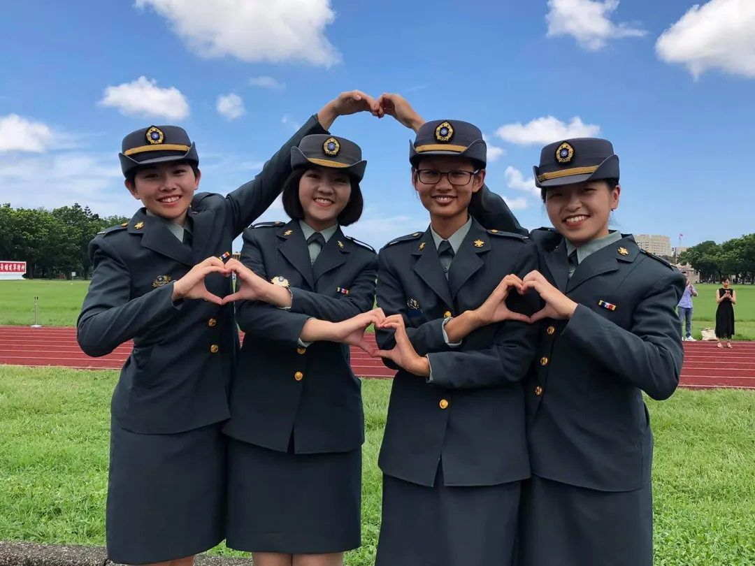 政戰學院畢業的少尉軍官。(圖/截自國防部發言人臉書)