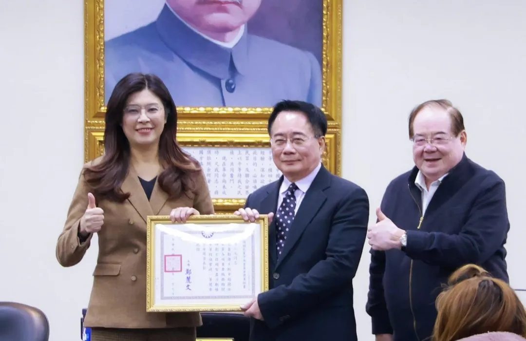 國民黨頒給蔡正元實踐一等獎章。(圖/截自鄭麗文臉書)